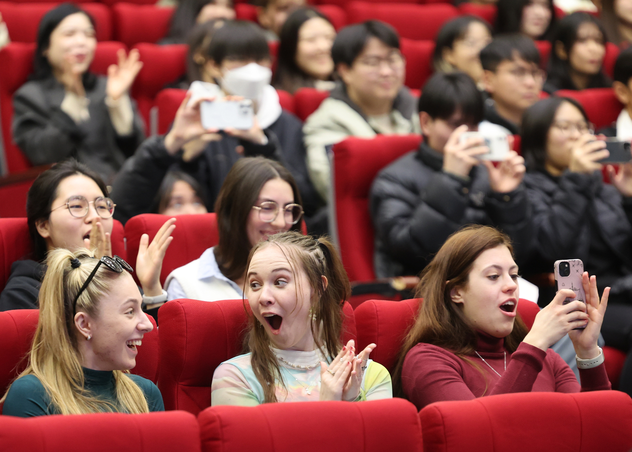 International students enjoy a taekwondo demonstration at the foreign freshmen orientation for the first semester of the 2025 academic year at the Daeyeon Campus of National Bukyung University in Nam-gu, Busan, Feb. 28. (Yonhap)
