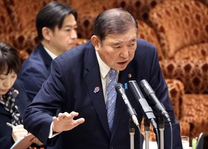 “정치는 숫자, 숫자는 힘, 그 힘은 돈”…이시바·기시다·아베도 못피한 일본 ‘금권정치’ 악습 [디브리핑]