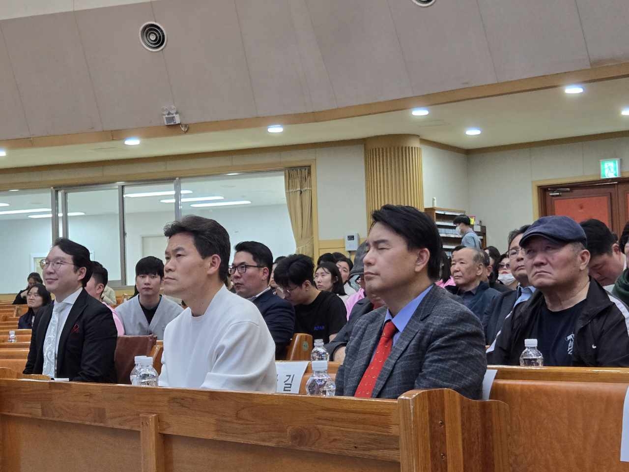 23일 오후 광주 서구 안디옥교회에서 광주보수정당시민사회단체연석회의가 주최한 ‘대통령 탄핵반대 광주·전남 애국시민 총궐기집회’에 역사강사 전한길 씨와 국민의힘 윤상현 의원이 참석해 있다. [광주보수정당시민사회단체연석회의 제공]