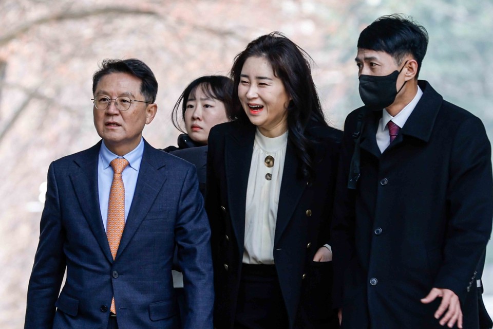 김계리 변호사 여유 있는 미소…尹 대통령 첫 정식 재판 4월 14일 [세상&]