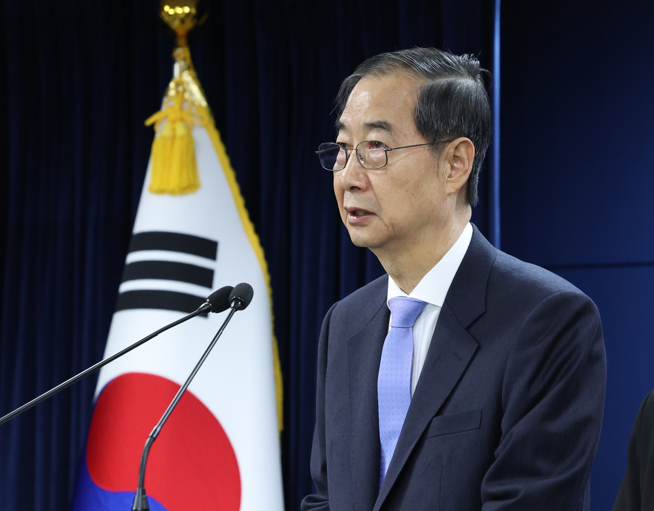 Acting President and Prime Minister Han Duck-soo delivers an address to the nation after he was reinstated by the Constitutional Court's ruling overturning the Democratic Praty of Korea's impeachment of him. Yonhap