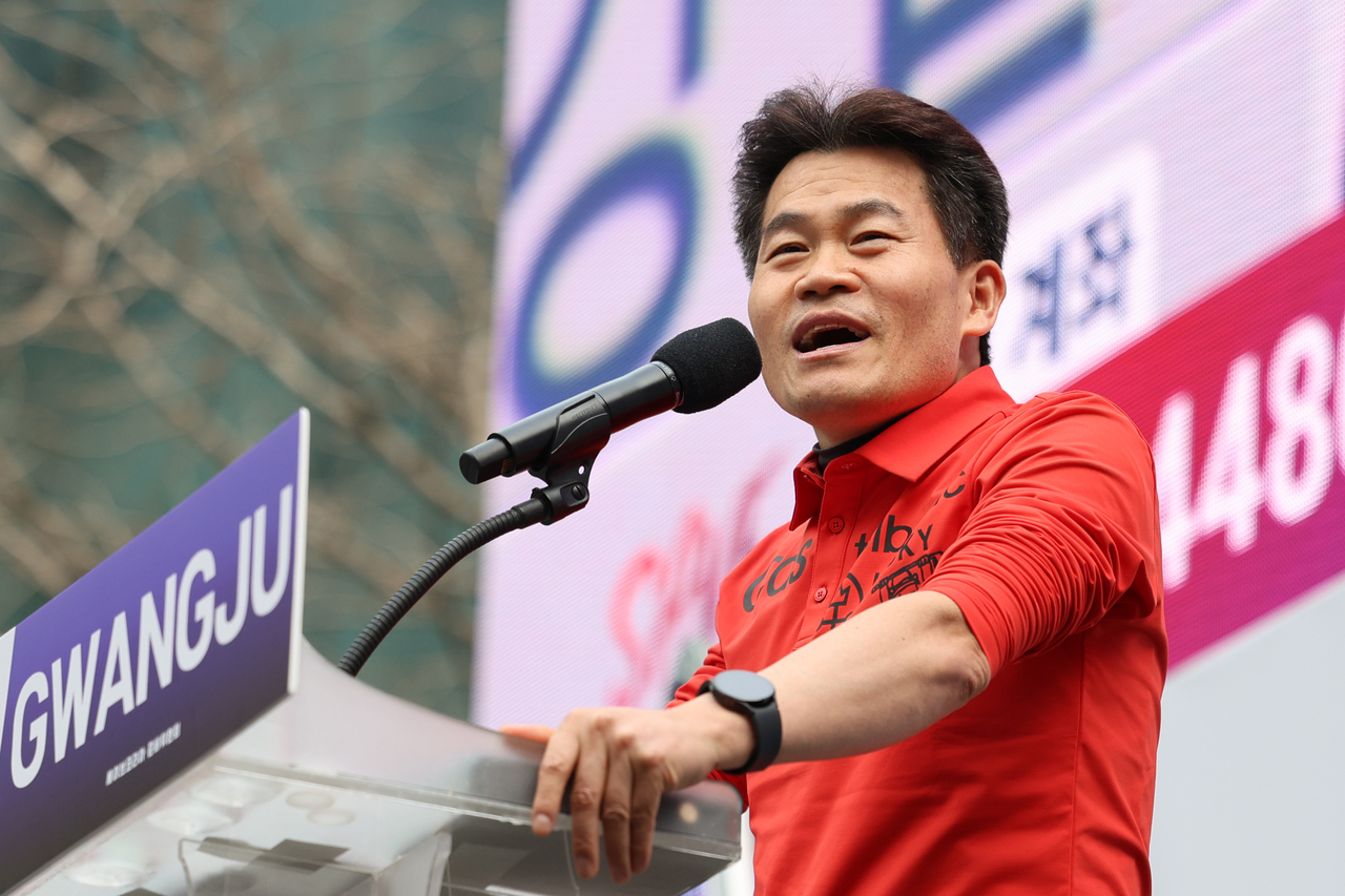 지난 2월 15일 광주에서 열린 윤석열 대통령 탄핵 반대 및 석방 촉구 국가비상기도회에서 한국사 강사 전한길 씨가 발언하고 있다. [연합]