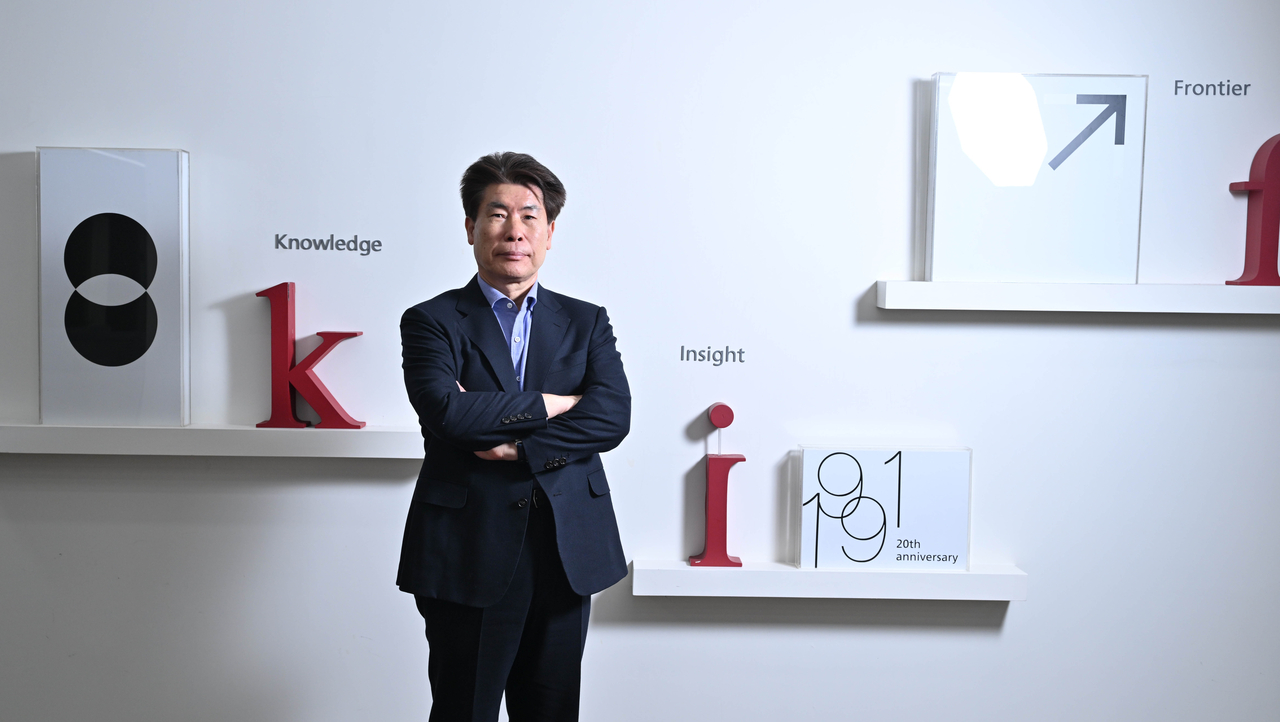 윤종원 전 IBK기업은행장이 21일 오후 서울 중구 한국금융연구원에서 헤럴드경제와 인터뷰에 앞서 포즈를 취하고 있다. 임세준 기자