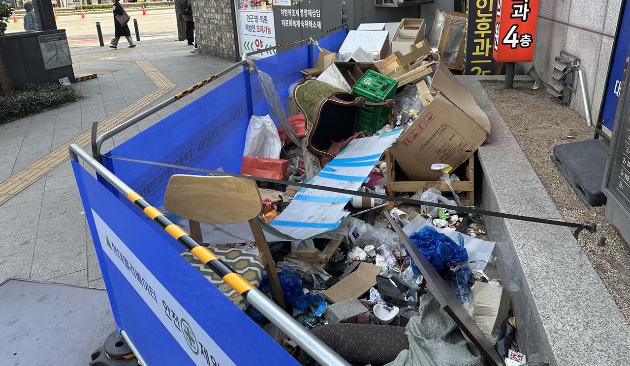경찰이 탄핵심판 결심을 앞두고 매일 기동순찰대를 투입해 종로구, 중구 일대를 순찰하고 있다. 중구의 한 건물 앞에 쌓인 폐기물 등도 치우는 작업을 벌였다. [서울경찰청 제공]