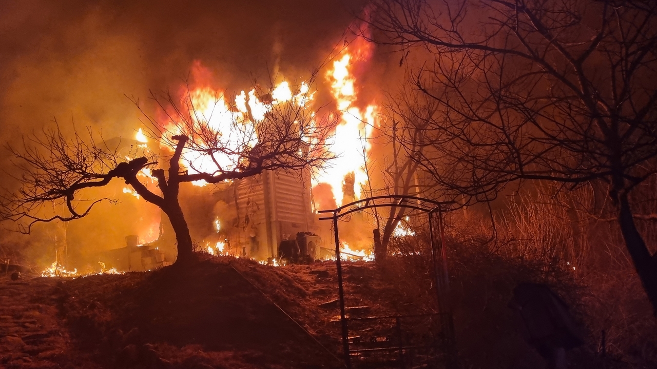 A house bursts into flames as the wildfire continues to grow in Uiseong-gun, North Gyeongsang Province on Monday. (Yonhap)