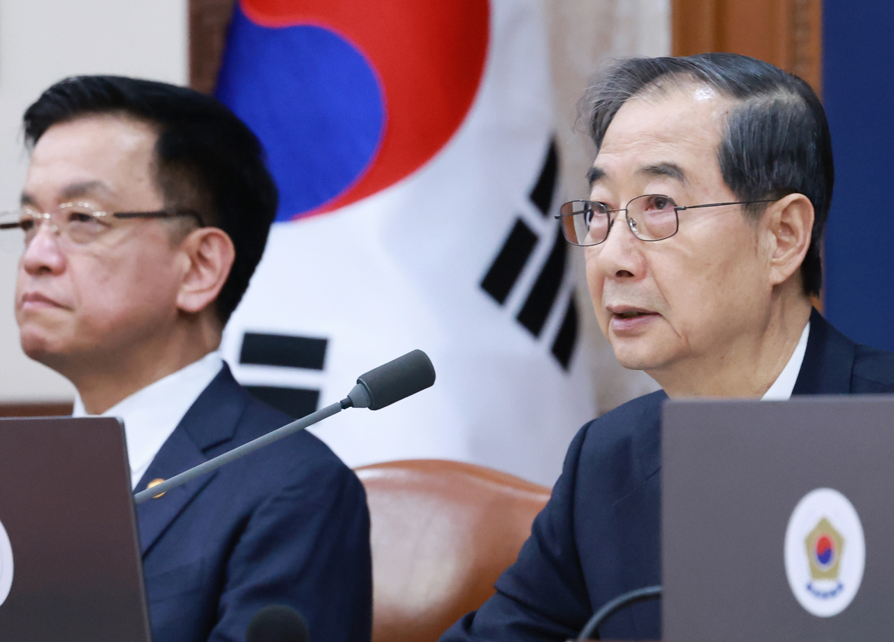 Acting President Han Duck-soo speaks during a Cabinet meeting at the government complex in Seoul on Tuesday. (Yonhap)