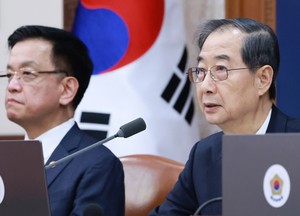 Acting president calls for protecting people's safety, national interest amid trade war