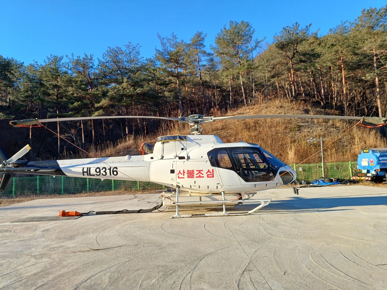 울진군이 임차한 헬기를 의성산불현장에 지원하고 있다.(울진군 제공)