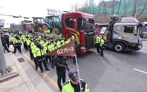 Convoy of tractors, trucks enters Seoul, calling for Yoon's impeachment