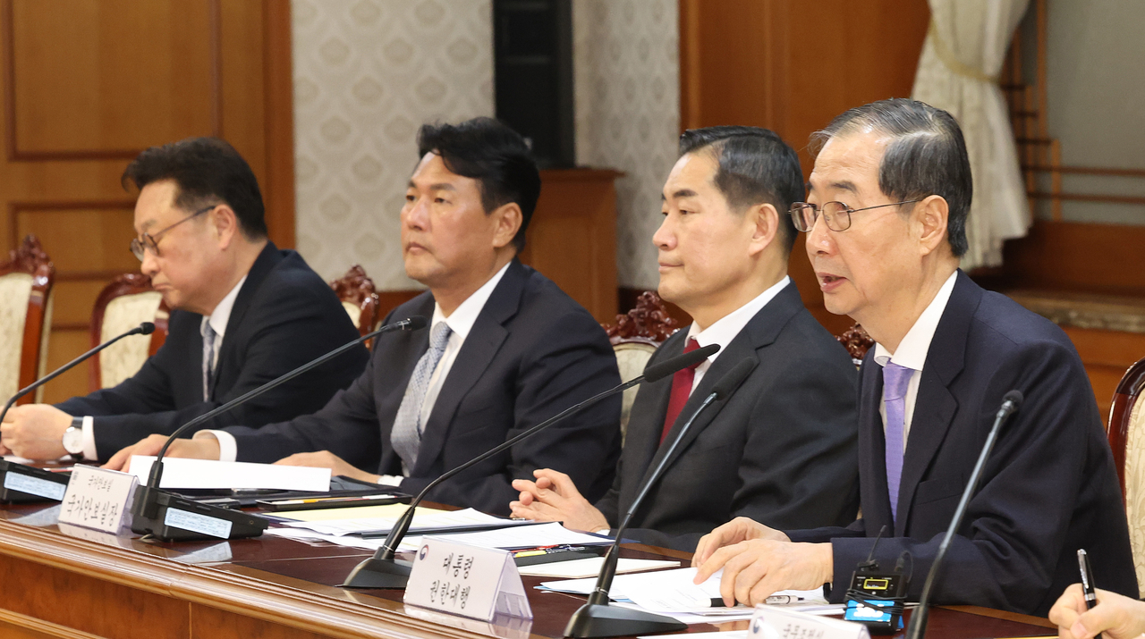 Acting President Han Duck-soo, who concurrently serves as prime minister, speaks during an emergency National Security Council meeting at the government complex in Seoul on Monday. (Yonhap)