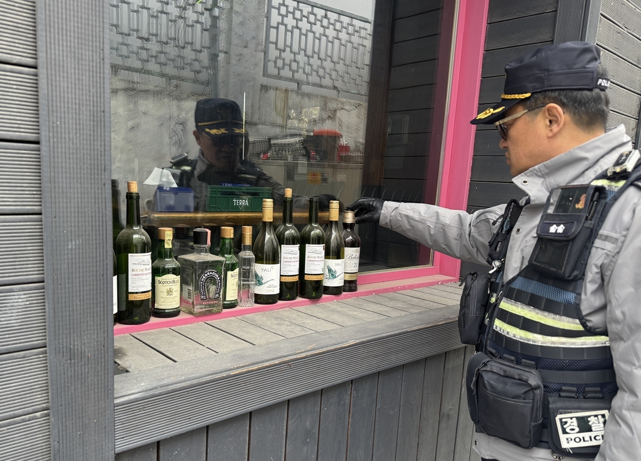 경찰 기동순찰대는 탄핵심판 결심을 앞두고 종로구, 중구 일대를 순찰하며 주점의 술병 등 위험 요소를 점검하고 있다. [서울경찰청 제공]