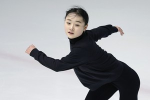 Teen figure skater chases 2nd straight medal at world championships