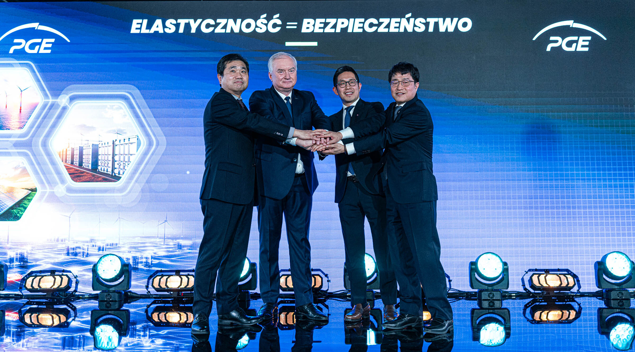 (From left) Korean Ambassador to Poland Lim Hoon-min, PGE CEO Dariusz Marzec, head of LG Energy Solution ESS division Kim Hyung-sik and LG Energy Solution Wroclaw President Lee Jang-ha pose for a photo at the signing ceremony for the ESS project on Monday, in Warsaw, Poland. (PGE)