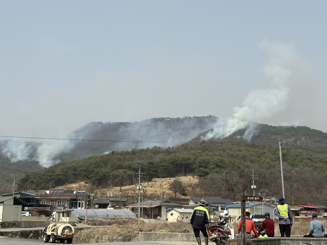 의성군 비안면 자락리 인근 산에서 다량의 흰연기 나며 산불이 재발화하고 있다.[경북소방본부 제공]