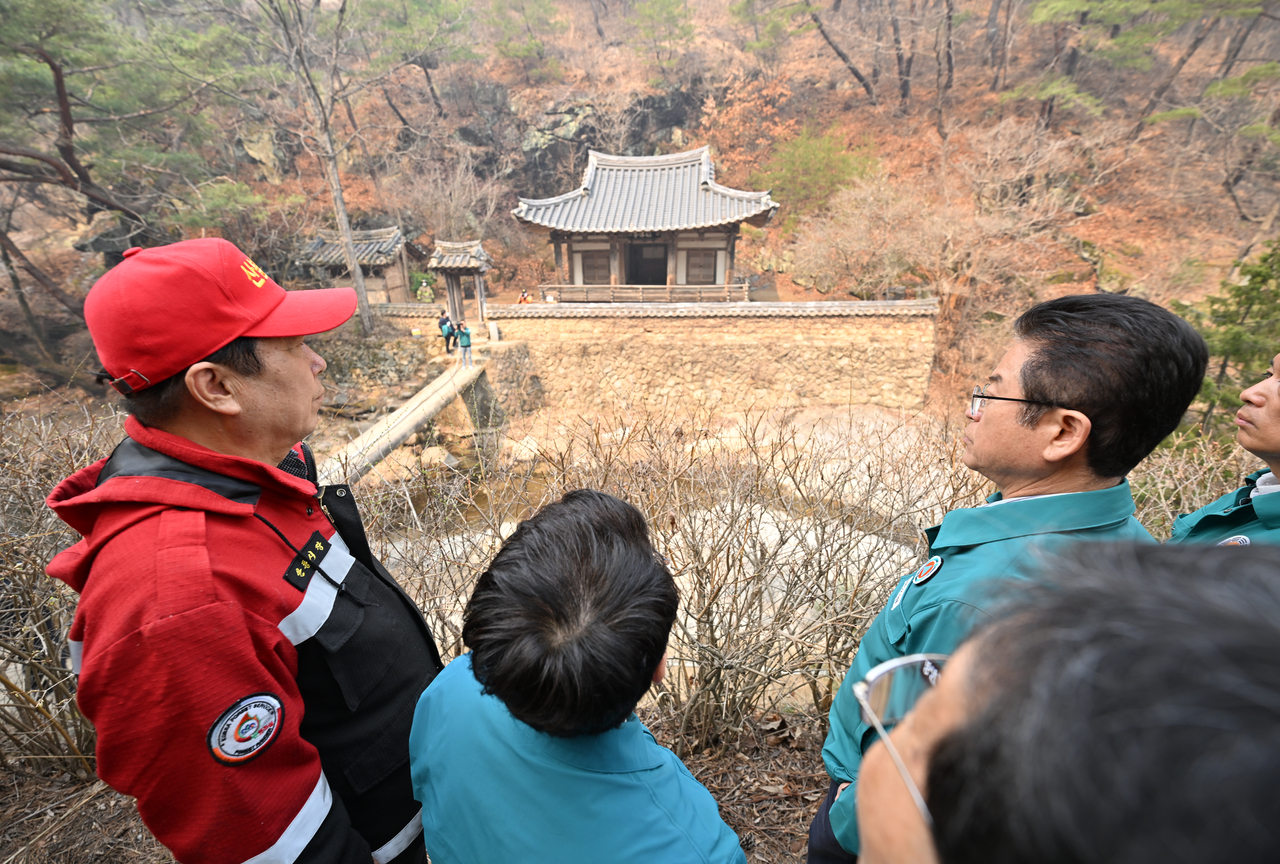 이철우 경북지사가 25일 국가지정문화유산인 안동의 만휴정을 찾아 산불 대응상황을 점검하고 있다.[경북도 제공]