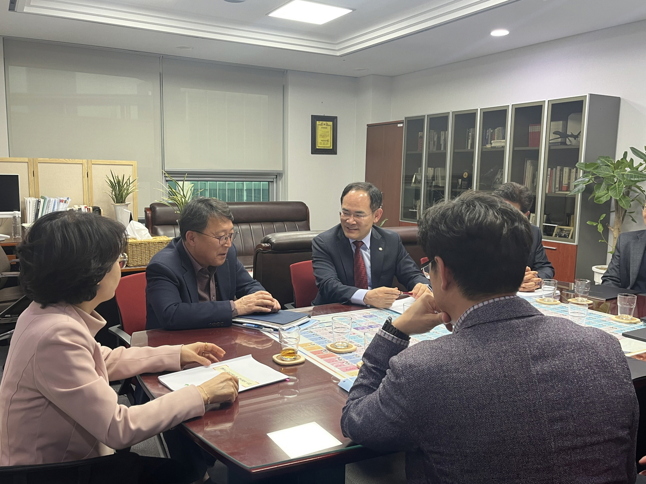 박정락 (왼쪽)영주시  도시건설국장이 임종득 국회의원에게 지역 현안 사업 및 국비 지원이 필요한 주요 사업에 대한 협의와 지원을 요청하고 있다(영주시 제공)