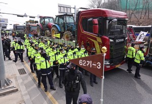 Trucks, tractors rally for Yoon's impeachment