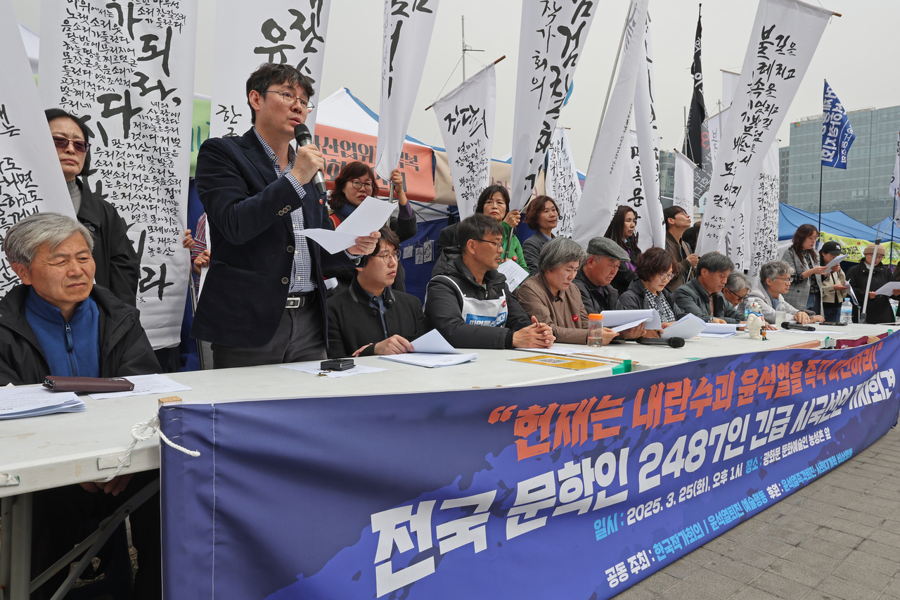 Members of the Writers Association of Korea hold a press conference in Gwanghwamun, Seoul, Tuesday. (Newsis)