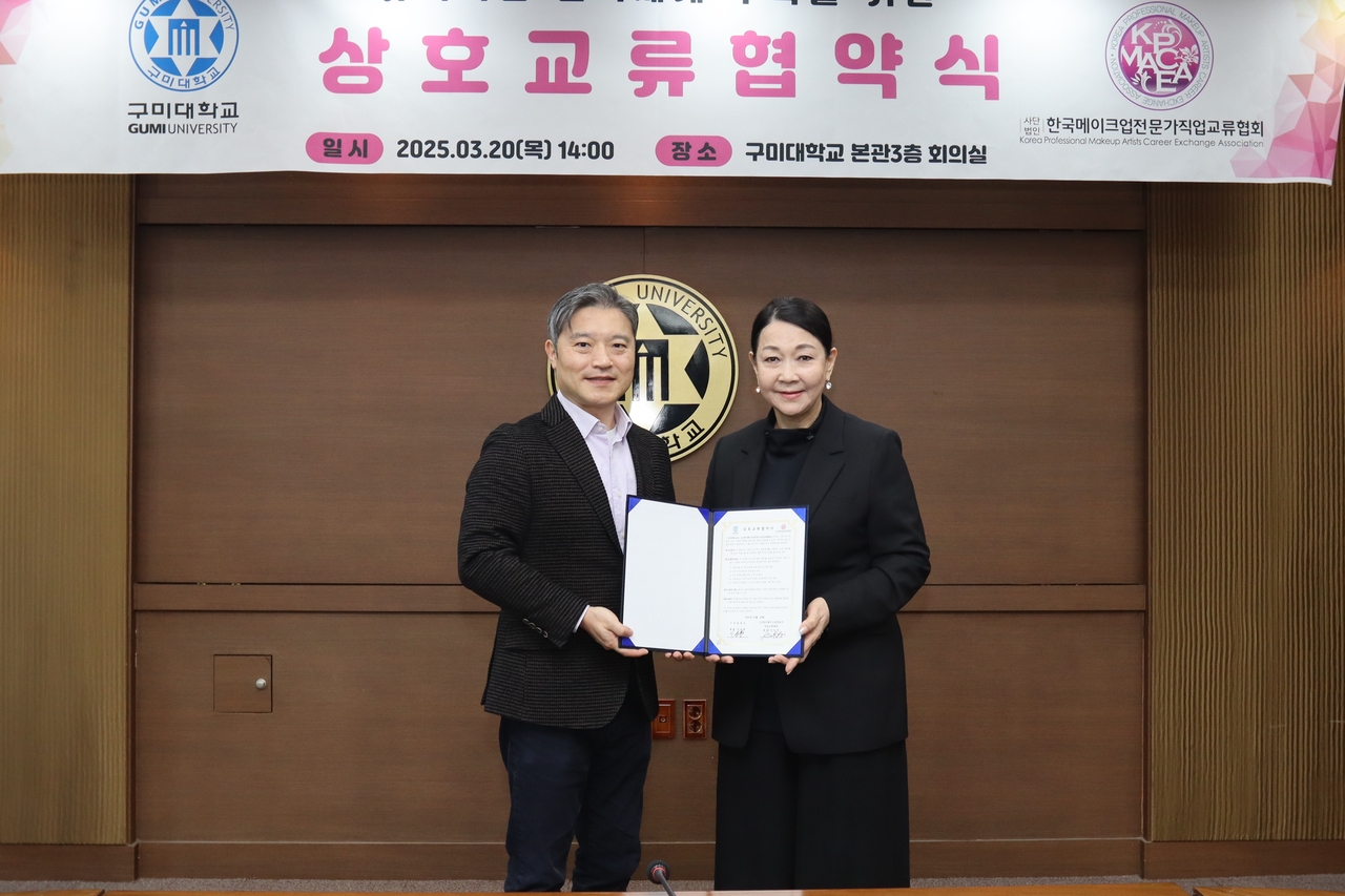 이승환 총장(왼쪽)과 안미려 회장이 협약 후 기념 촬영을 하고 있다