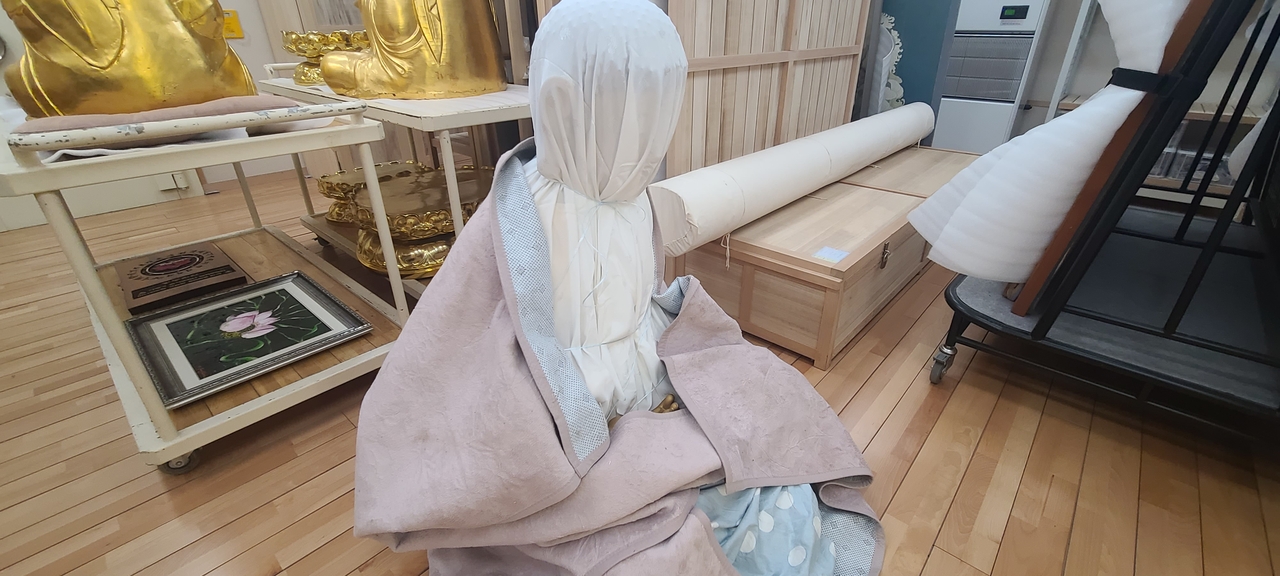 A wooden Buddha statue from Okryeonsa is moved to a museum in Uiseong, North Gyeongsang Province Monday morning. (Yonhap)