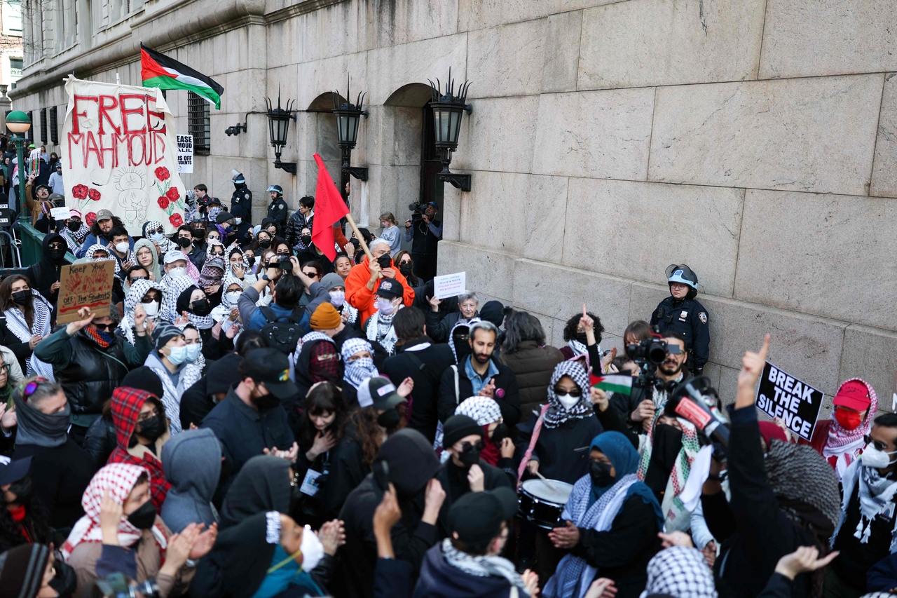 Pro Palestine activist demonstrate in front of Columbia University in support of Mahmoud Khalil, in New York on Mar. 14. (AFP-Yonhap)