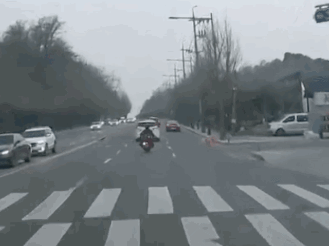 A video of the sinkhole that opened up in Gangdong-gu, Seoul, Monday. (@Tedchangsigi, X)