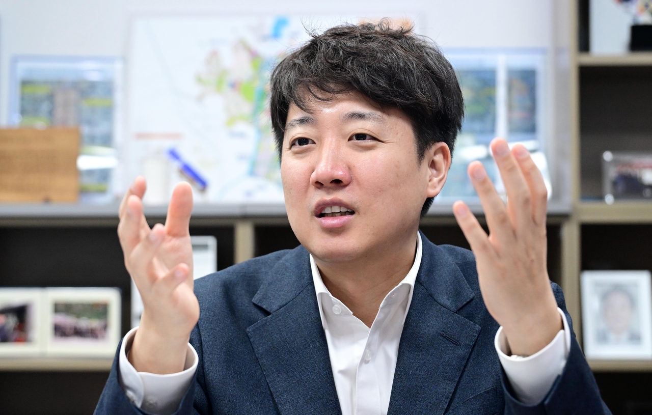 이준석 개혁신당 의원이 20일 오전 서울 여의도 국회 의원회관에서 코리아헤럴드와 인터뷰를 하고 있다. 이상섭 기자
