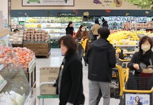 Retail sales up over 4% in Feb. on strong online demand: data