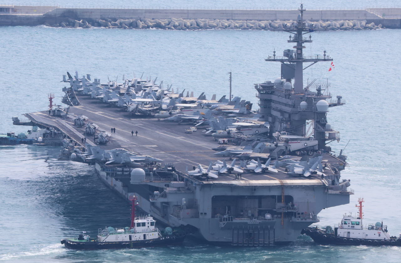 The nuclear-powered aircraft carrier USS Carl Vinson leaves a naval base in the southeastern port city of Busan in this Mar. 7 file photo. (Yonhap)