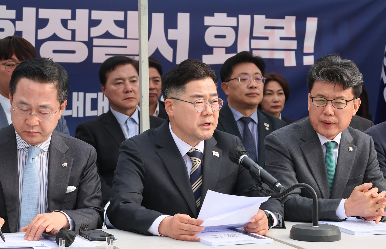 박찬대(앞줄 가운데) 더불어민주당 원내대표가 25일 서울 광화문 천막당사에서 열린 원내대책회의에서 발언하고 있다.  [연합]