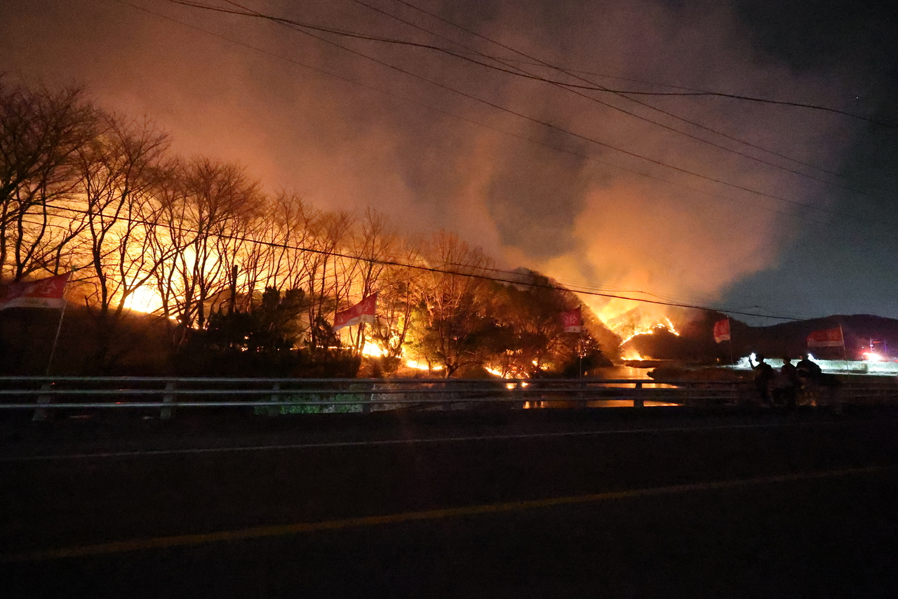 Wildfire that broke out in Ulju, Ulsan spreads to near residence. (Yonhap)