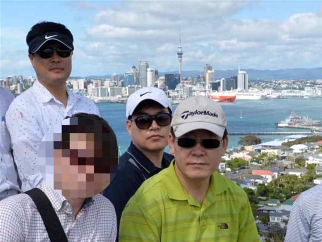 2021년 당시 국민의힘 성남시의원이 이재명 더불어민주당 대표와 故김문기 전 성남도시개발공사 1처장의 친분을 주장하며 제기한 사진. 이 대표는 해당 사진이 전체의 일부를 잘라내 ‘조작’한 것이라 주장했다.