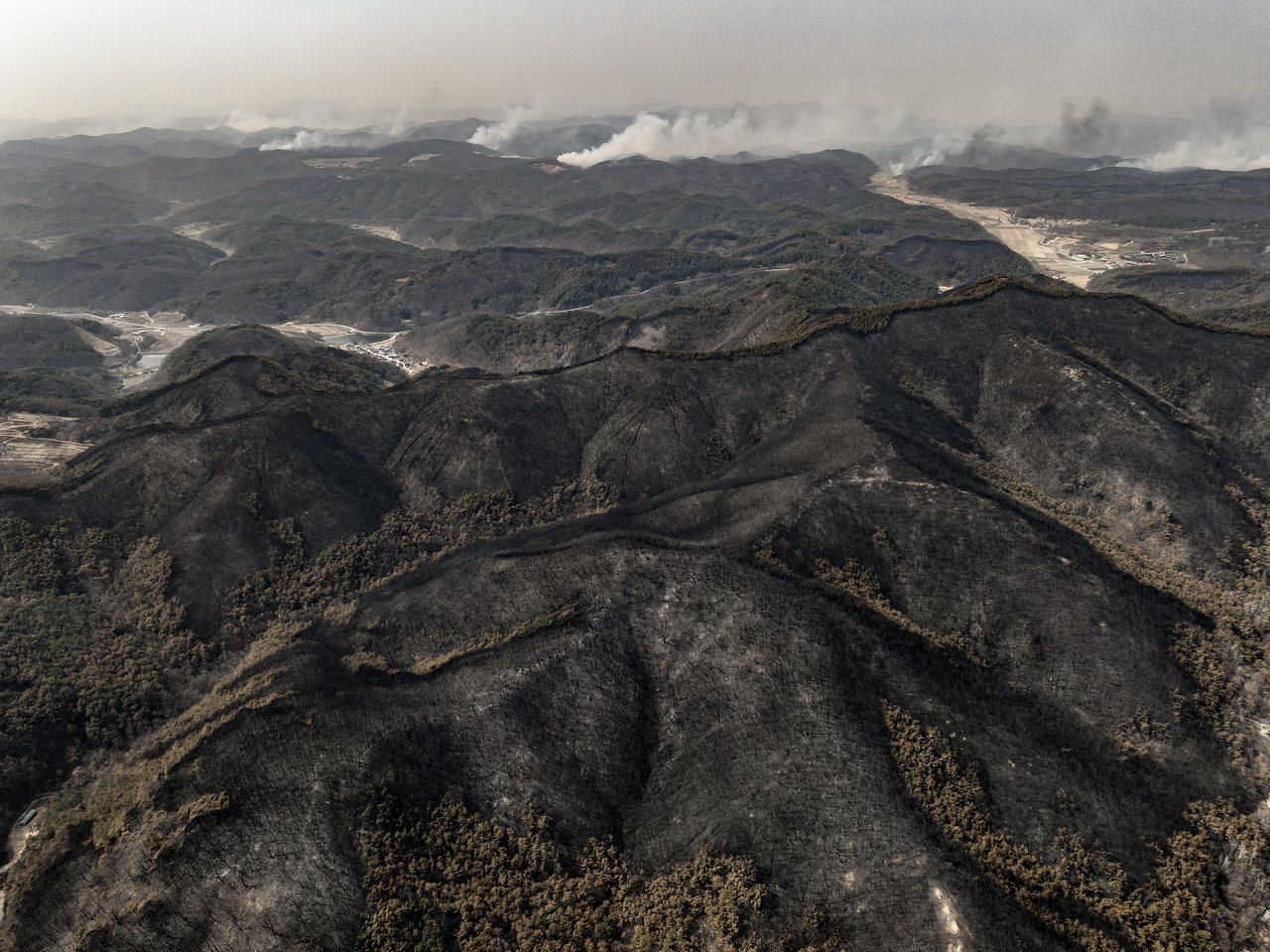An aerial shot shows the forest ravaged by the fire, left in ruins in Uiseong-gun, North Gyeongsang Province. With blazes affecting 12,565 hectares of land as of Tuesday, a size that is equivalent to one-fifth of Seoul’s area, the wildfire marked the third biggest wildfire in the country’s history. (Yonhap)