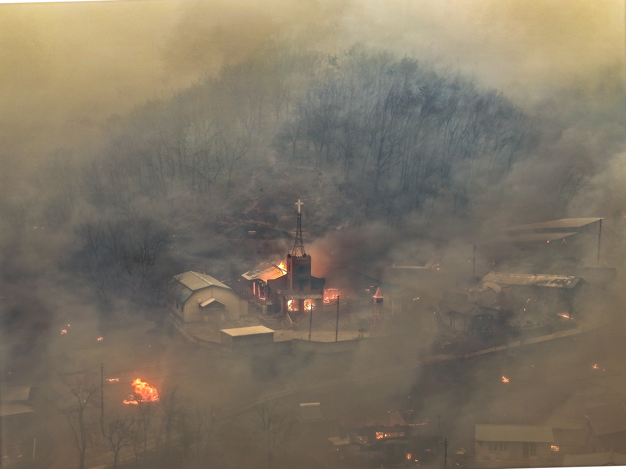 A church in Hahwa 1-ri, Danchon-myeon, Uiseong-gun, North Gyeongsang Province burns after embers carried by strong winds ignited a fire on Tuesday, the fourth day of the ongoing wildfire. (Yonhap)