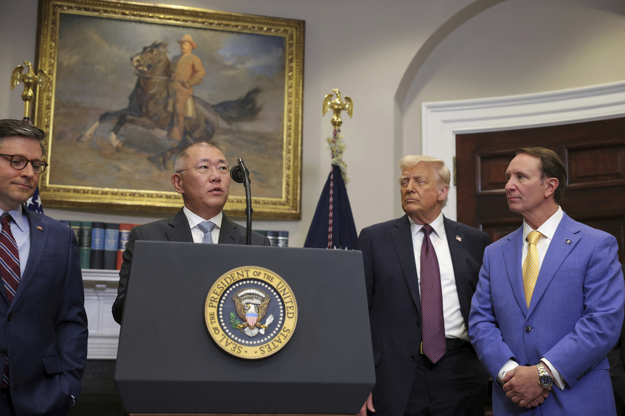 Hyundai Motor Group Executive Chair Euisun Chung delivers remarks as President Donald Trump in the Roosevelt Room at the White House in Washington, Monday. (AP-Yonhap)