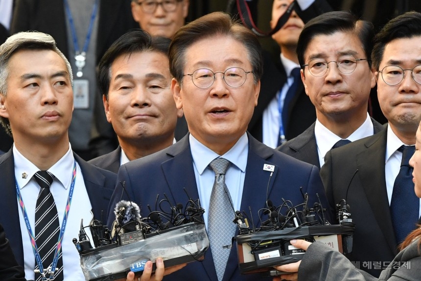 이재명 더불어민주당 대표가 지난 15일 ‘공직선거법 위반’ 1심 선고 공판에서 징역 1년에 집행유예 2년을 선고받은 뒤 법정을 나서면서 기자들의 질문에 답변하고 있다. 이상섭 기자