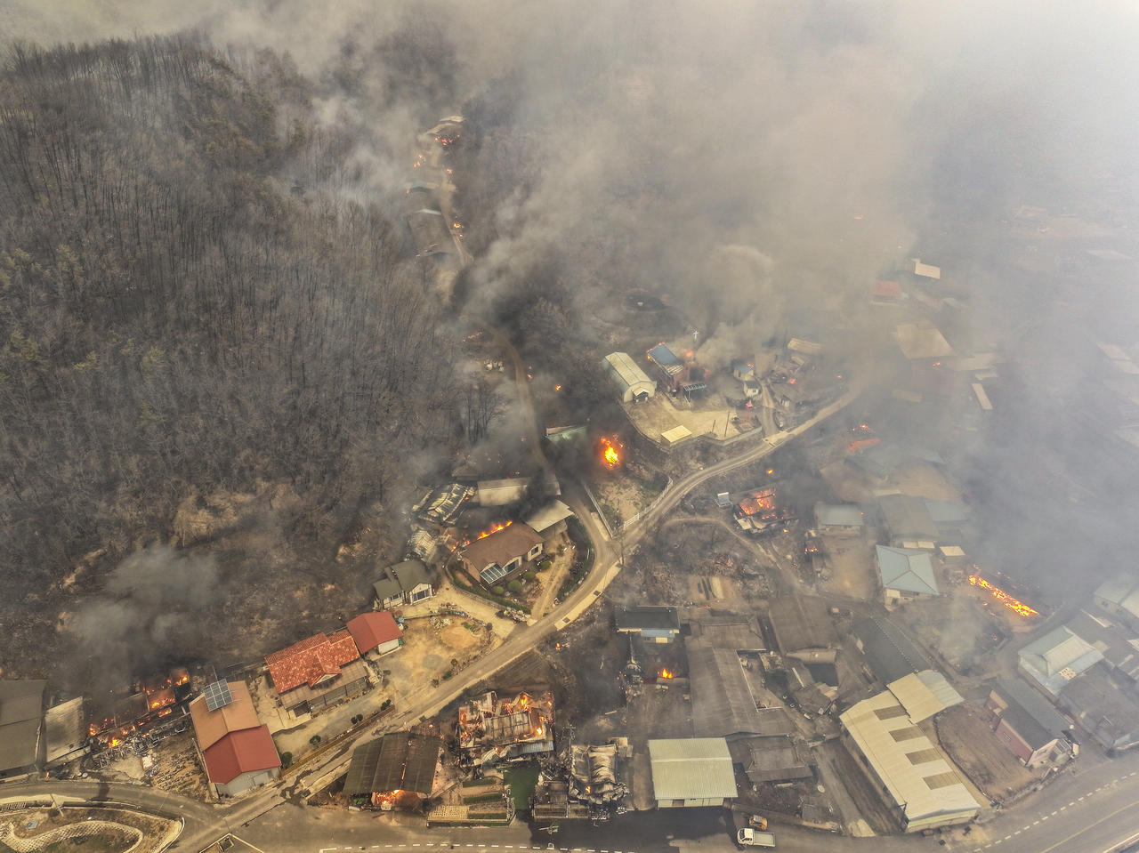 An aerial view shows widespread fire damage in Hahwa 1-ri, Danchon-myeon, Uiseong-gun,  Tuesday, the fourth day of the wildfire, as strong winds carry embers into residential areas. (Yonhap)