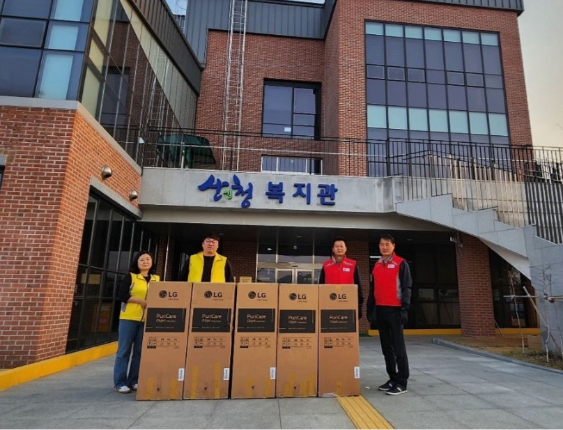 LG전자 설치기사들이 산불 피해지역 이재민 대피소로 활용되는 경남 산청군 산엔청복지관을 찾아 공기청정기를 전달하고 있다. [LG 제공]