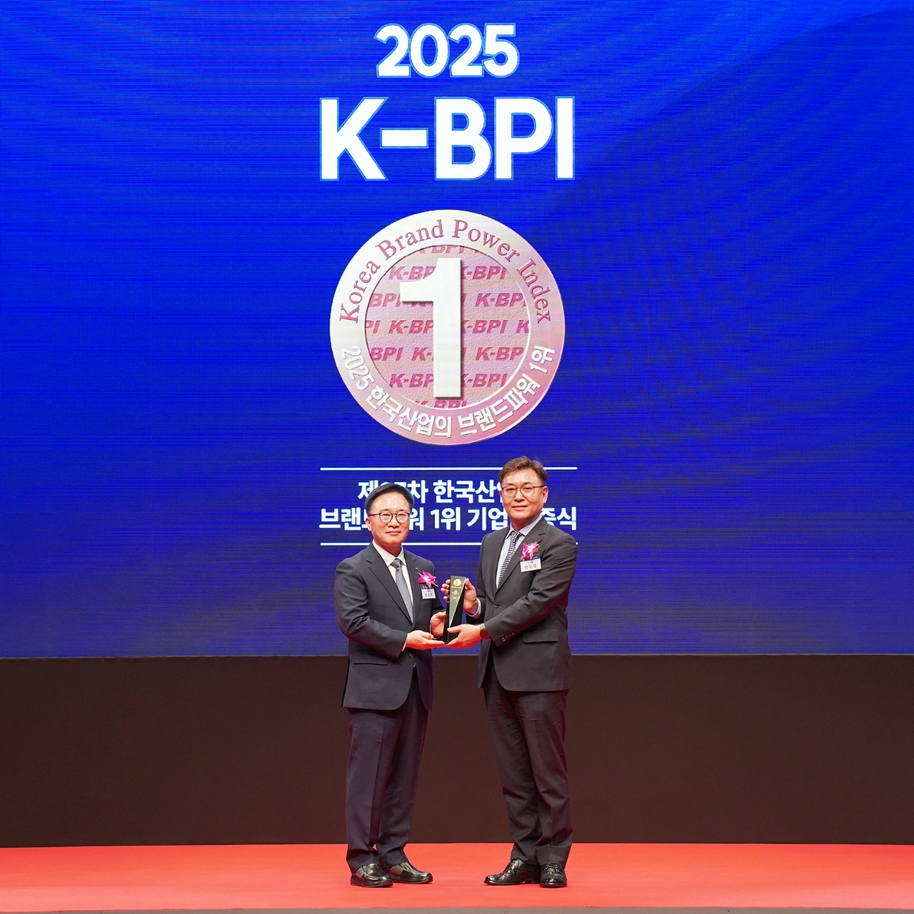 지난 25일 서울 장충동 신라호텔에서 열린 ‘2025년 한국산업의 브랜드파워(K-BPI) 인증식’에서 박도영 정식품 영업마케팅부문장(오른쪽)과 한수희 한국능률협회컨설팅 대표이사가 기념촬영을 하고 있다.[정식품 제공]