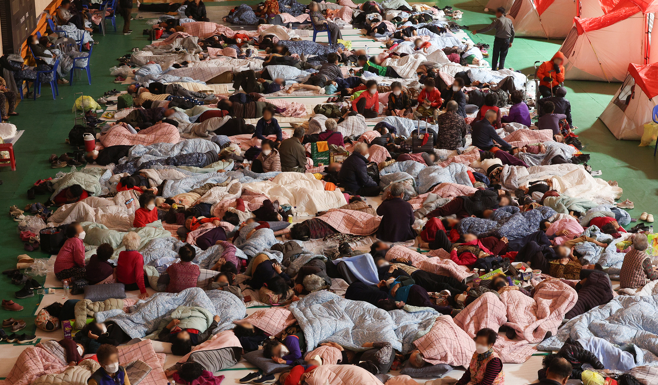 Residents who evacuated due to the wildfire take shelter at Yeongyang County Hall, North Gyeongsang Province, early Wednesday morning. (Yonhap)