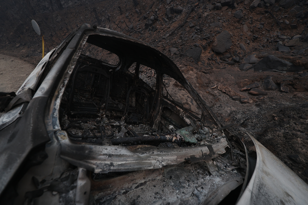 A burnt car is seen in this Wednesday photo, found near the village of Samui-ri in Yeongyang-gun, North Gyeongsang Province. Three victims were found there. (Yonhap)