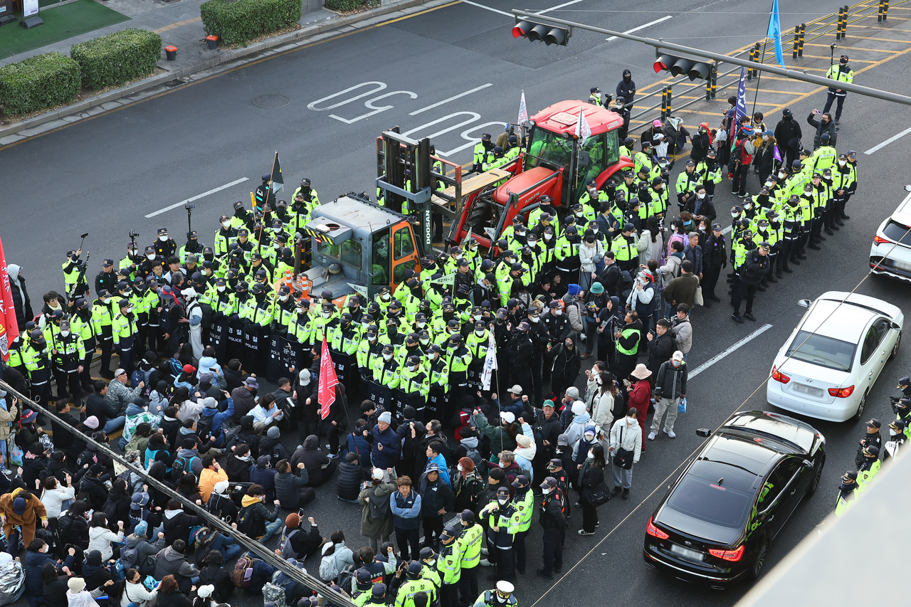 Police are in a standoff with civic group members as they attempt to tow away a tractor found near Gwanghwamun gate in downtown Seoul on Wednesday. (Yonhap)