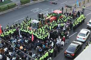 Police tow away tractor near anti-Yoon protesters in Seoul
