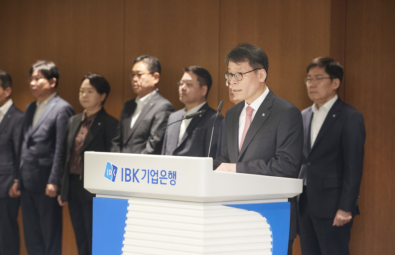 Industrial Bank of Korea CEO Kim Sung-tae speaks during an executive meeting held at the firm's headquarters in Seoul on Wednesday. (Industrial Bank of Korea)