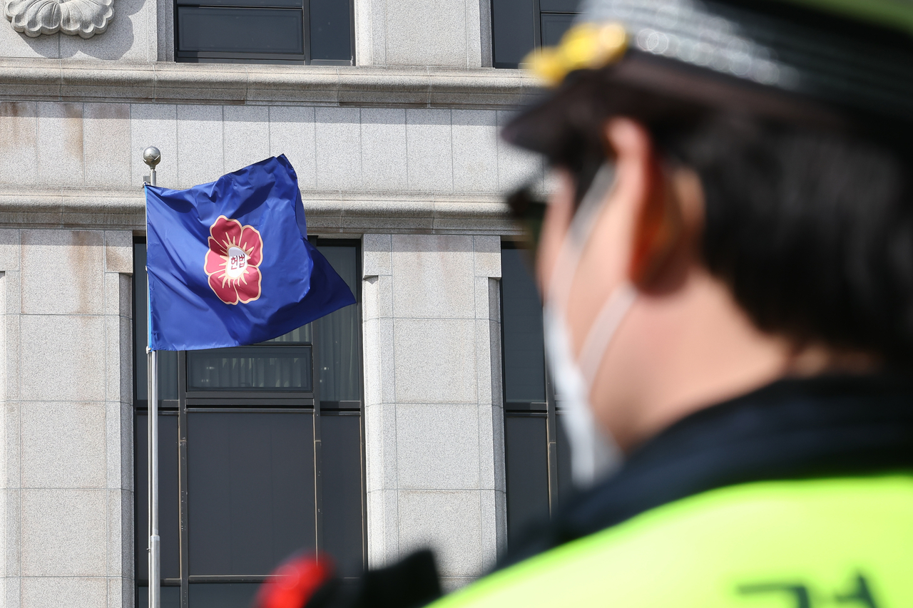 Police guard the Constitutional Court of Korea building in Seoul on Wednesday. (Yonhap)