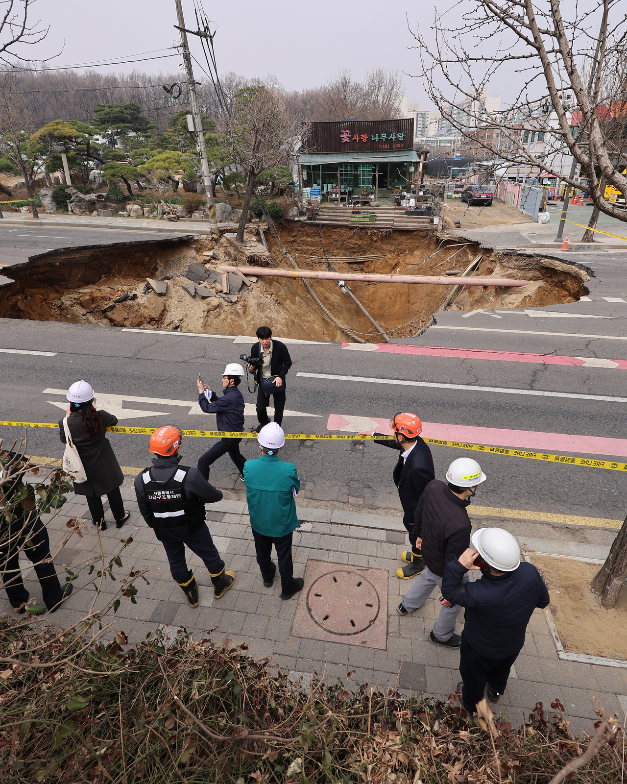 The 20-meter-wide and 18-meter-deep sinkhole that formed at an intersection in Gangdong-gu, eastern Seoul, Monday evening is seen in this photo, taken Tuesday. (Yonhap)