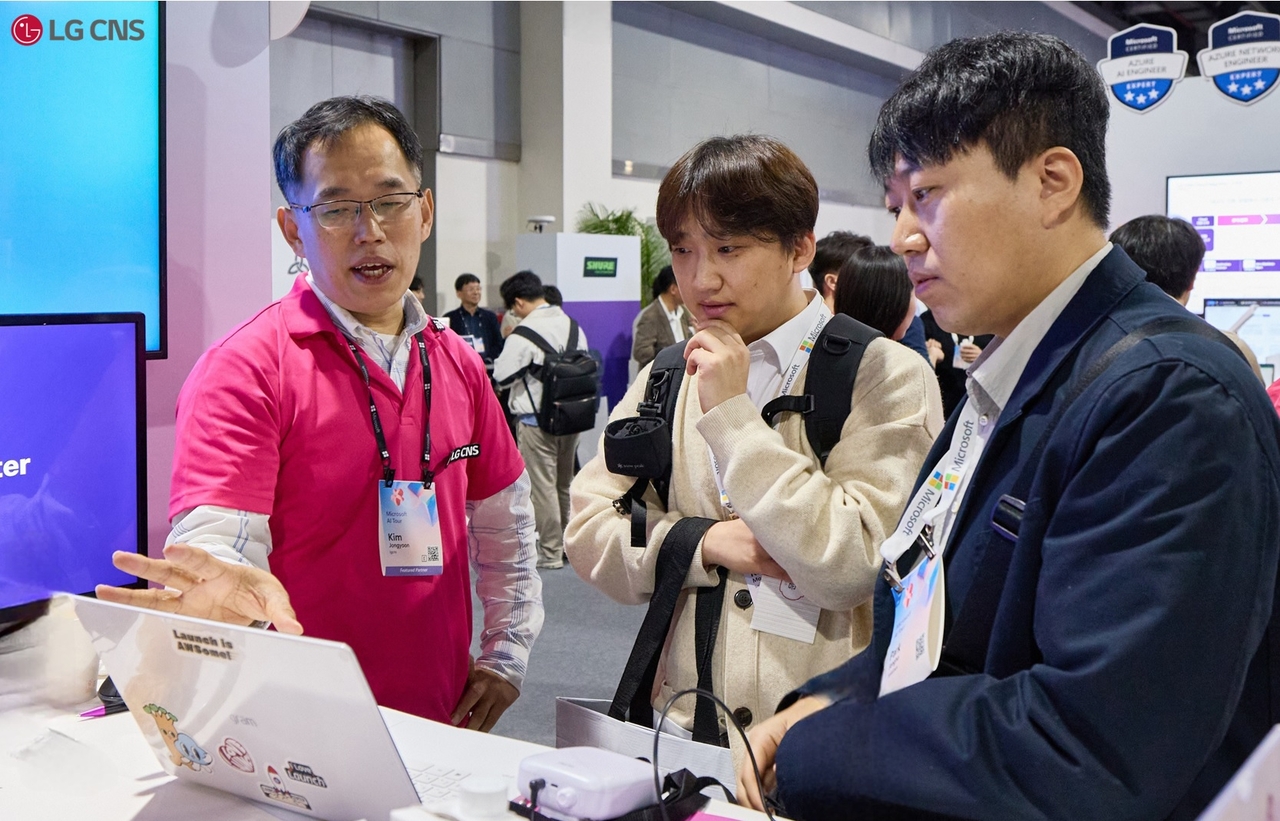 An LG CNS worker presents the company's generative artificial intelligence innovation cases at the Microsoft AI Tour in Seoul on Wednesday. (LG CNS)