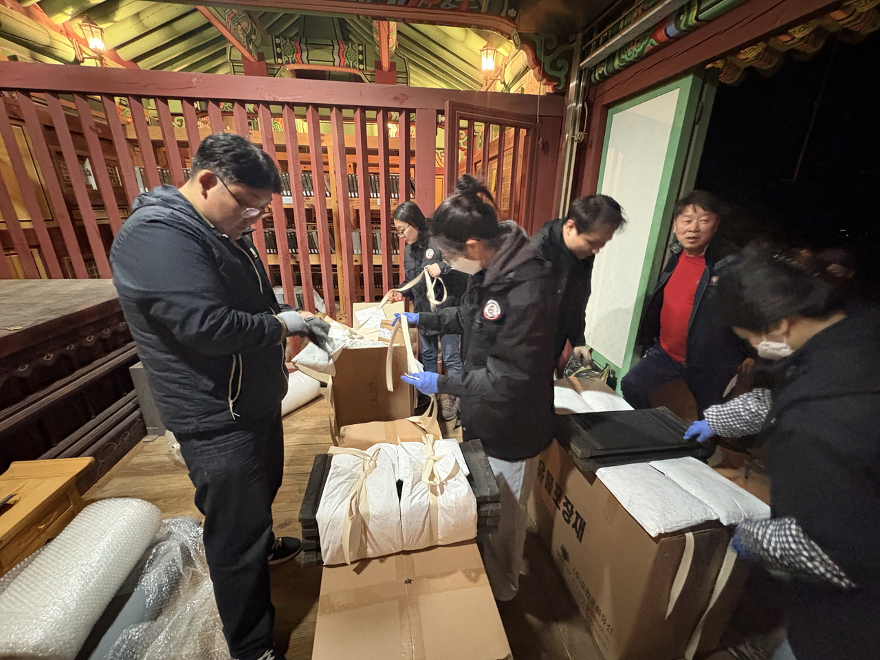 국가유산청과 영주시관계자들이 부석사 인근의 봉화군 물야면 산불로 부석사 경내의 문화유산 이송작업을 하고 있다.(영주시제공)