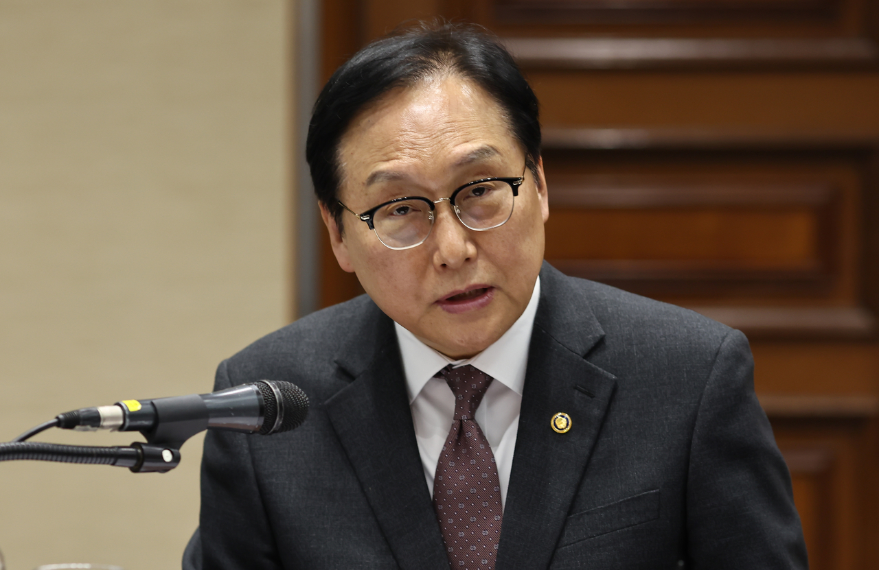 Trade Minister Cheong In-kyo speaks at a meeting on the response strategy to export risks in Seoul on Tuesday. (Yonhap)