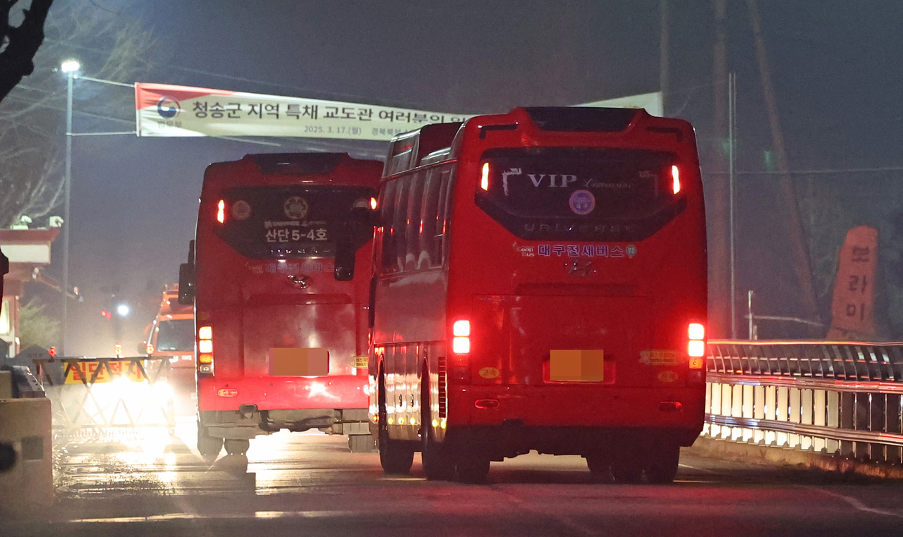 Buses for transfering inmates are entering a major prison complex in Cheongsong, North Gyeongsang Province, on Tuesday. (Yonhap)